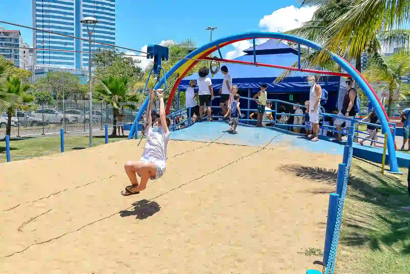 Praça inclusiva para crianças com deficiência em Vitória perto da Praia do Canto