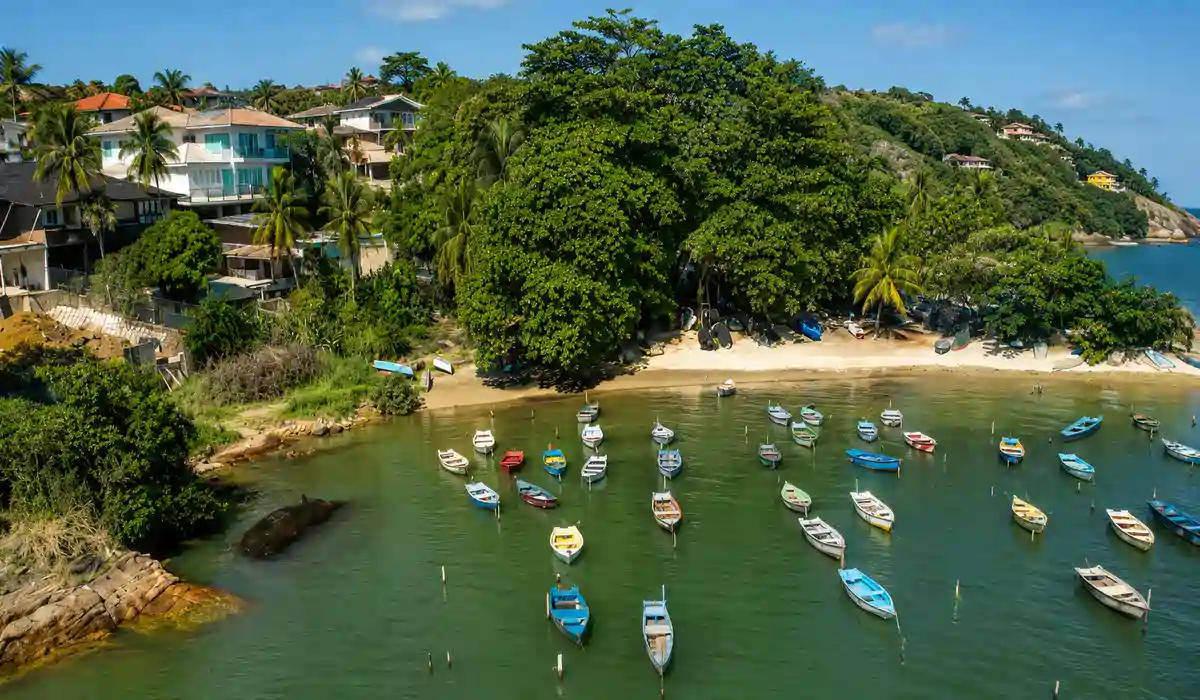 Praia das Galinhas na Ilha do Frade em Vitória com barcos, mar calmo e visual fotográfico