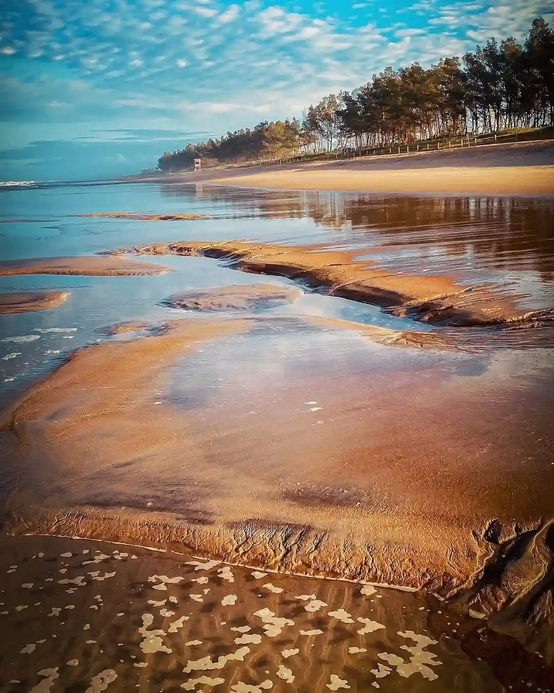 Praia de Guriri em São Mateus com faixa de areia ampla