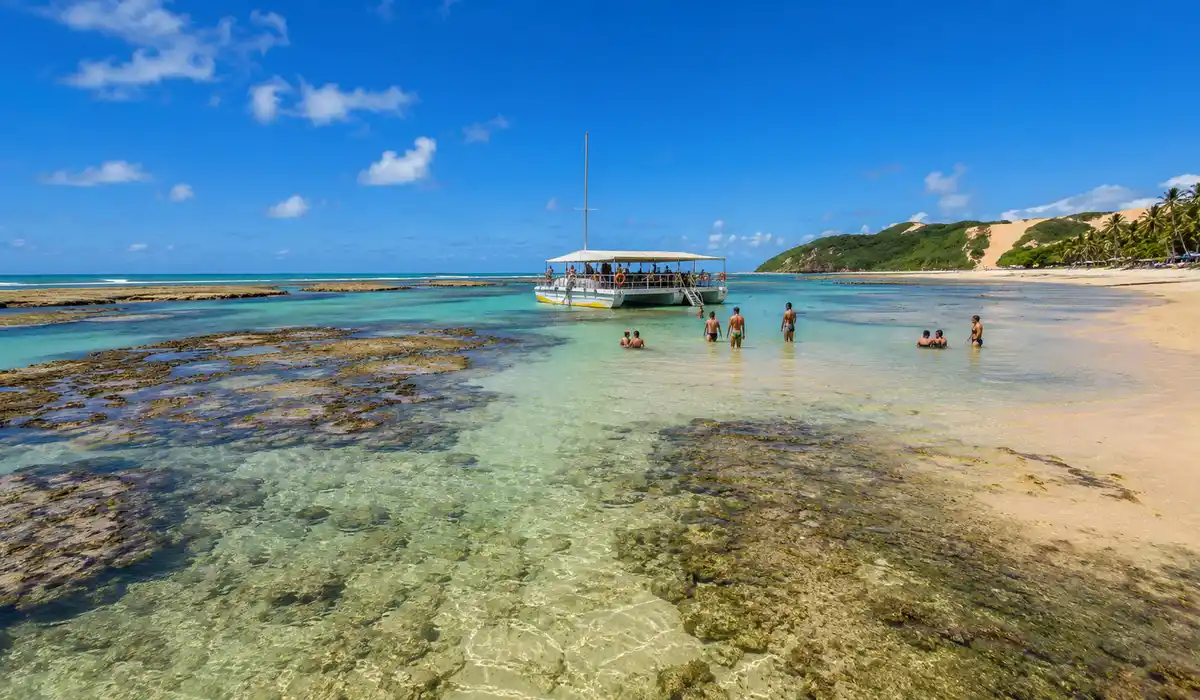 piscinas naturais perto de Natal com maré baixa, água clara e recifes