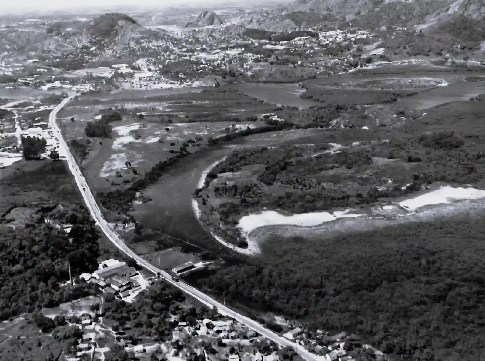 Vista aérea antiga da Avenida Fernando Ferrari, manguezal e Canal da Passagem