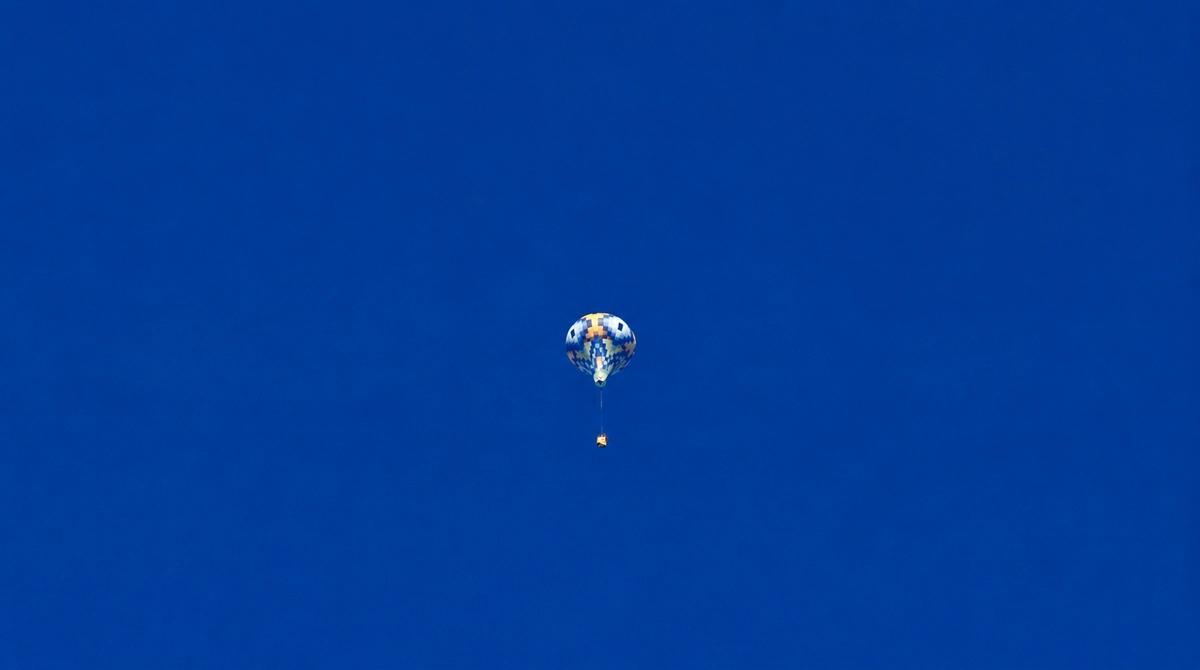 Balão registrado no céu da Grande Vitória neste domingo