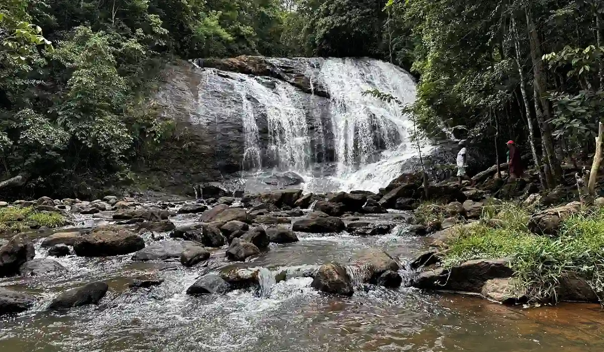 Visitantes na Cachoeira do Turco em Guarapari