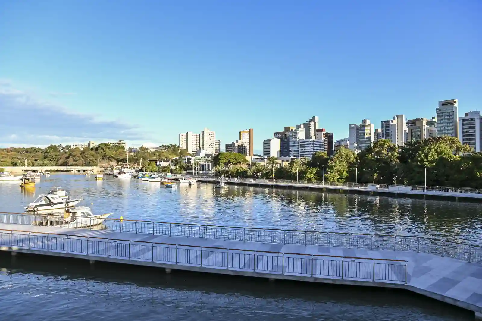 Deque e estrutura flutuante da nova Orla do Canal de Camburi em 2026