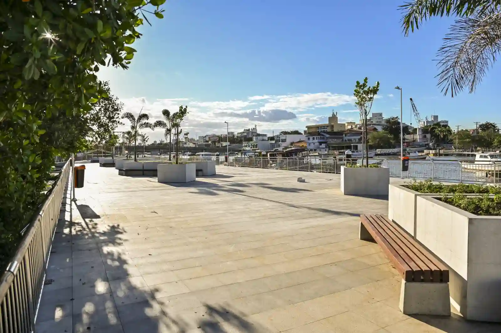 Área com bancos e jardineiras na nova Orla do Canal de Camburi