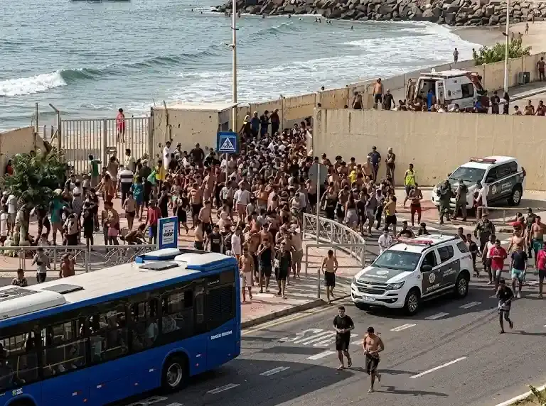 Crise migratória em Ceuta: milhares cruzam fronteira
