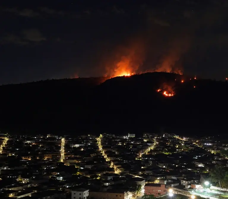 Incêndio atinge morro em Vitória e bombeiros atuam no ... - G1