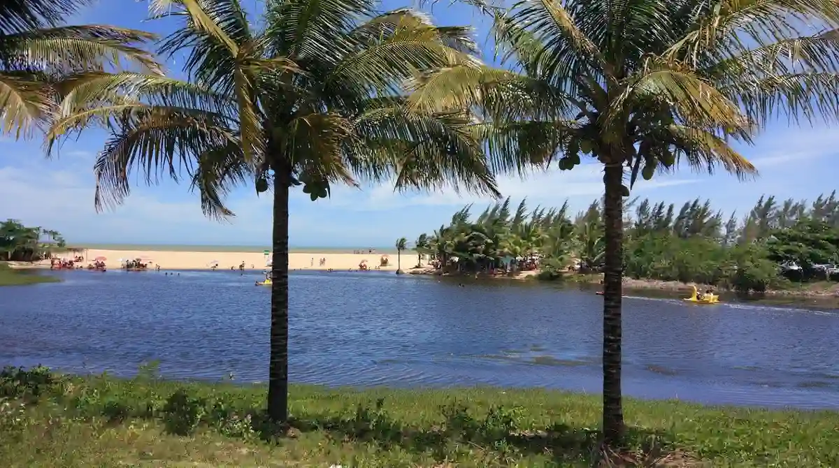 Águas da Lagoa de Boa Vista próximas à faixa de areia