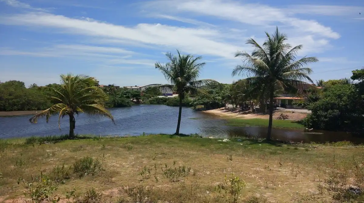 Margem tranquila da Lagoa de Boa Vista em Marataízes