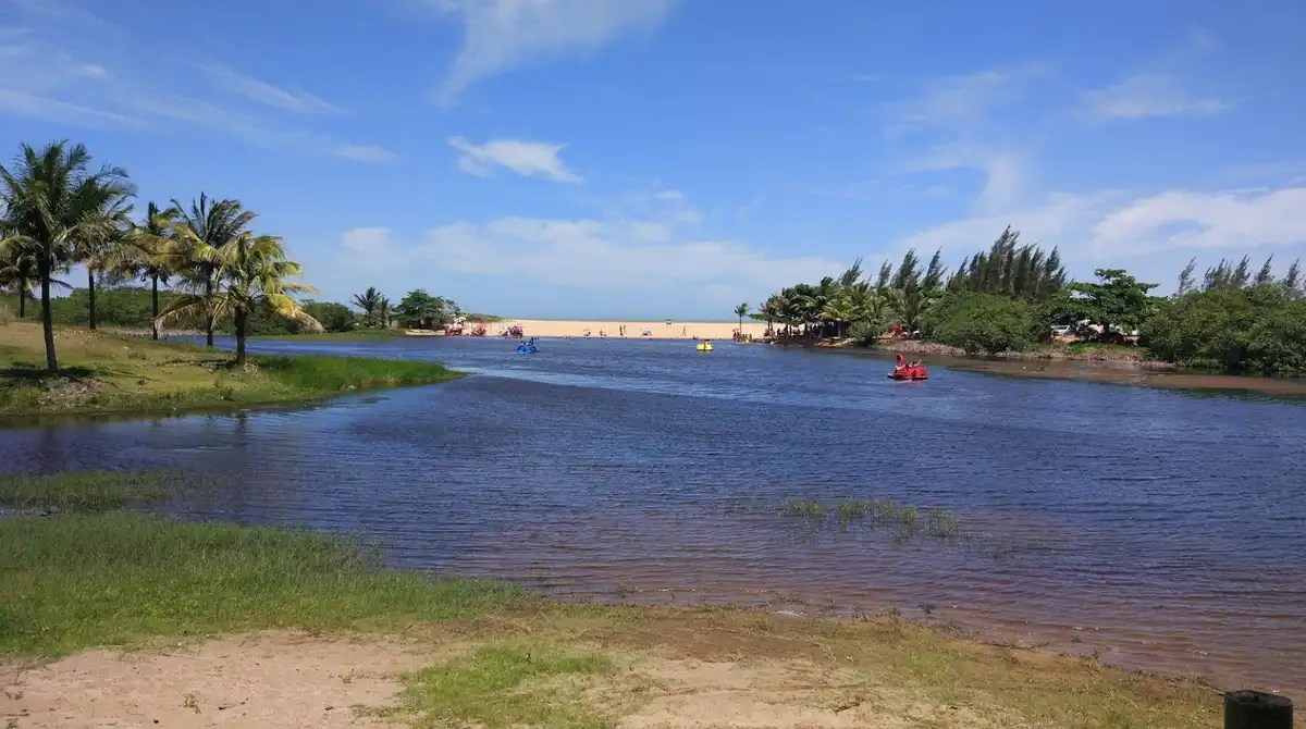 Vista ampla da Lagoa de Boa Vista em Marataízes