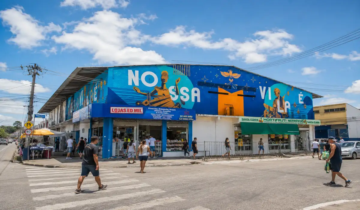 Fachada e área comercial do Mercado da Vila Rubim em Vitória