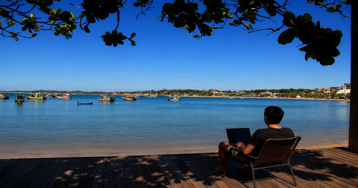 Espaço com mesa para notebook, internet e vista no Espírito Santo