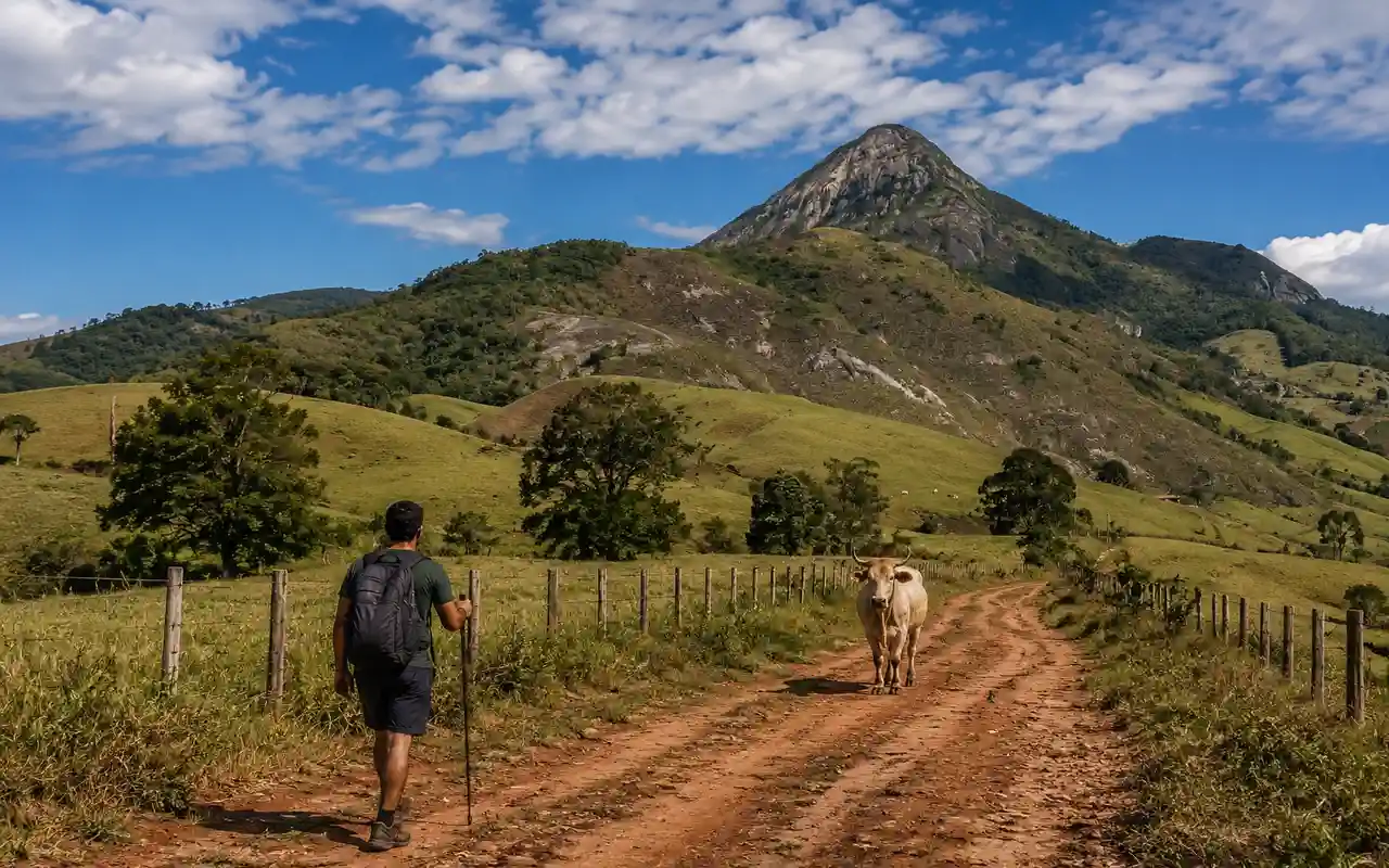 Estrada rural diante das montanhas do Parque Estadual do Forno Grande em Castelo ES
