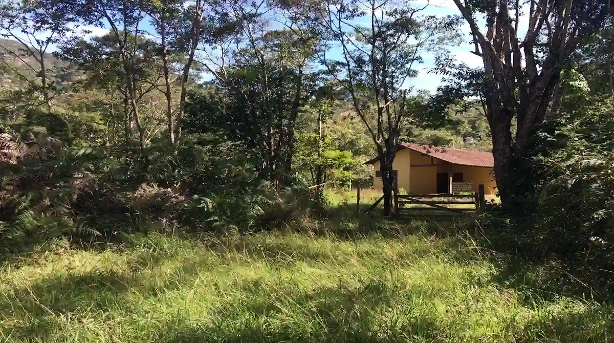 Guarita de vigilância na região do Poço dos Guardas em Pedra Roxa, Ibitirama