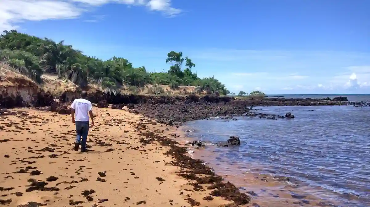 Trecho de pedras e pequenas falésias na Ponta das Flexeiras em Fundão