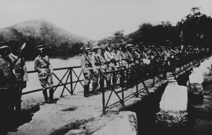 Antiga Ponte da Passagem com pedestres na década de 1910