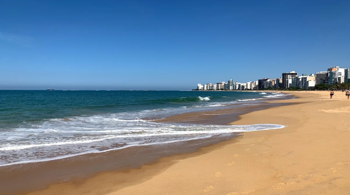 Praia da Costa em Vila Velha mostrando a orla urbana