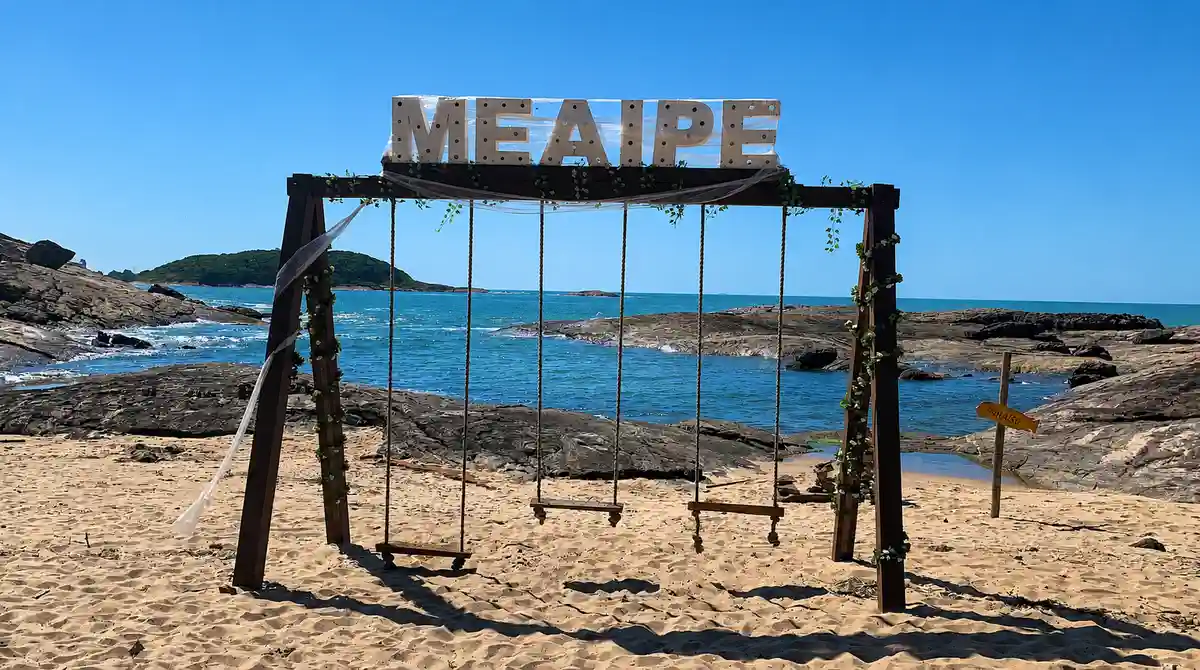 A pequena enseada escondida entre pedras que poucos encontram em Guarapari

” loading=