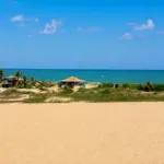 Praia de Itaúnas: acesso pelas dunas e estrutura