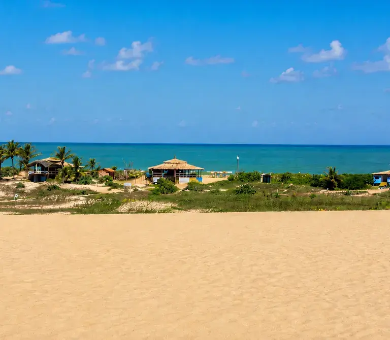 Praia de Itaúnas: acesso pelas dunas e estrutura