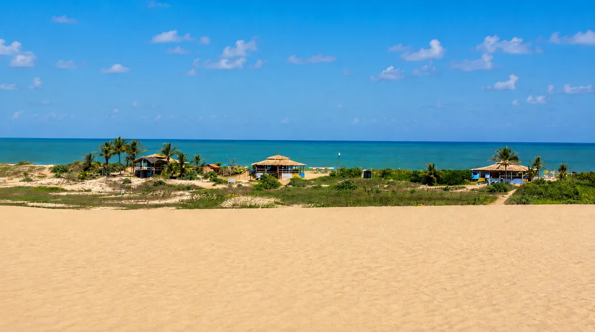 Grandes dunas de areia em Itaúnas, Conceição da Barra