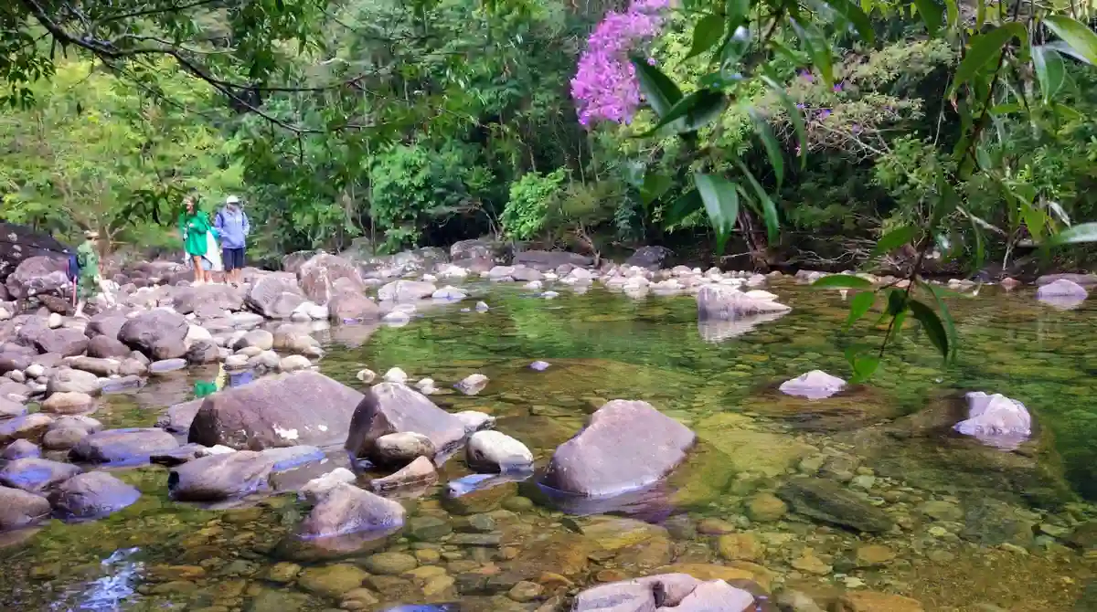 Água transparente e pedras na Prainha de Pedra Roxa em Ibitirama