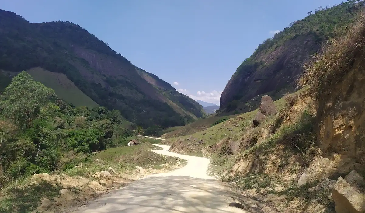 Casinha branca na paisagem do Vale do Emboque