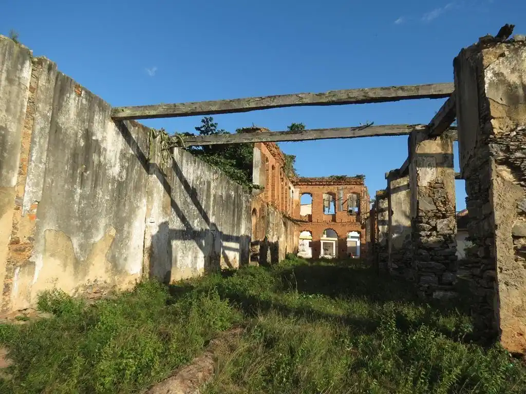 Ruínas do Trapiche de Marataízes vistas próximo ao Rio Itapemirim