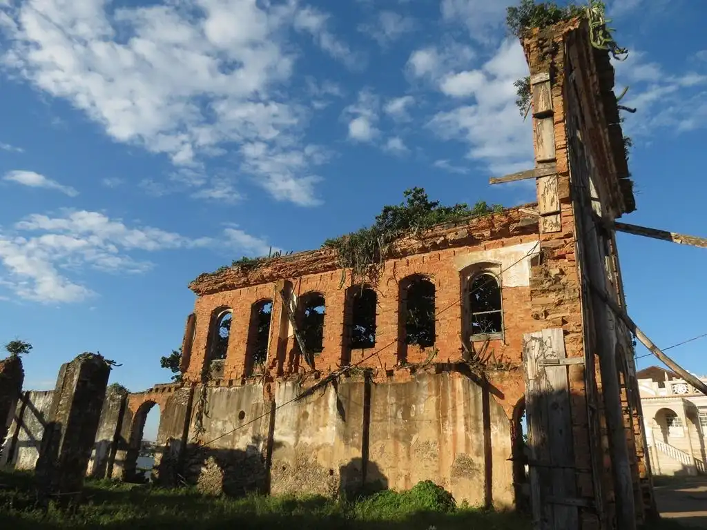 Ruínas históricas na Barra do Itapemirim em Marataízes