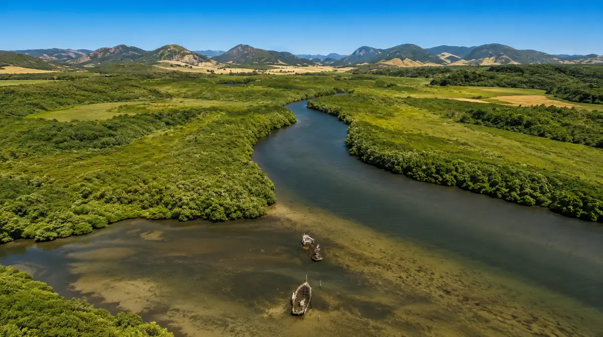 Paisagem de lagoas e restinga no litoral de Guarapari, contexto ambiental dos sambaquis capixabas