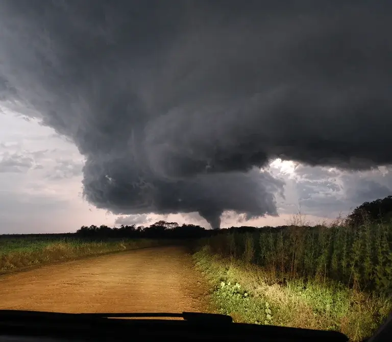 Tornado em Giruá causa estragos no interior do RS