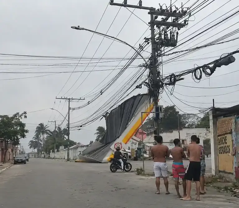 Ventania em SP e RJ deixa cinco mortos e causa estragos