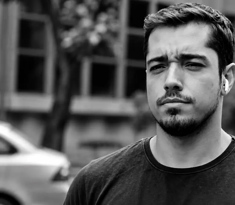 Repórter Caíque Verli morre aos 33 anos em Vitória