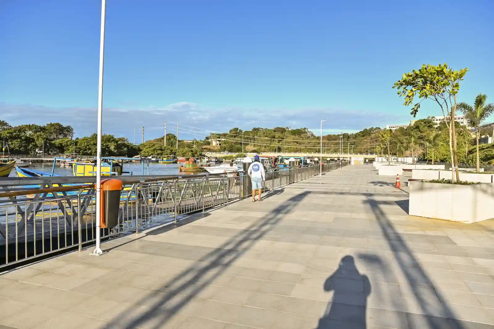 Nova Orla do Canal de Camburi com deque, barcos e área de convivência