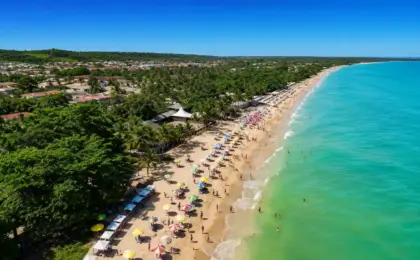 A praia mais animada de Porto Seguro tem megabarracas e estrutura completa 14 taperapuan