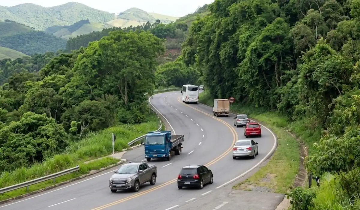 Trânsito na BR-262 durante viagem pela serra capixaba no inverno