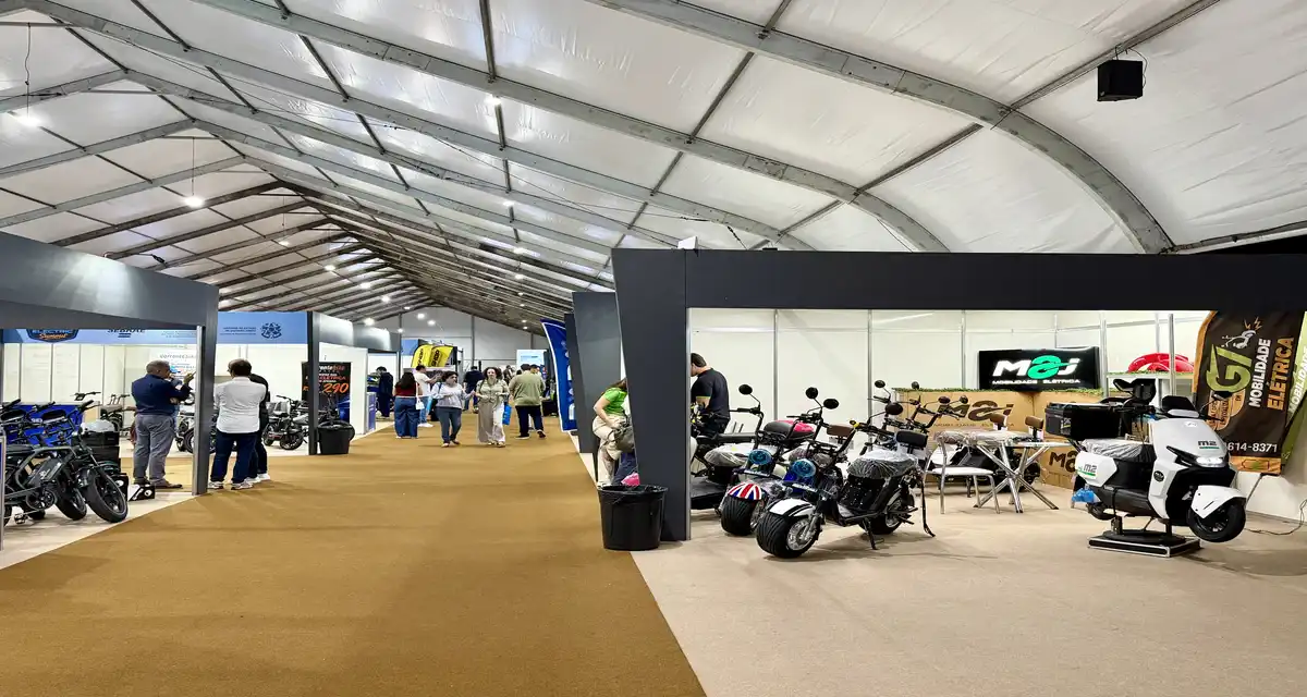 Veículos elétricos expostos durante o Electric Summit 2026 em Vitória