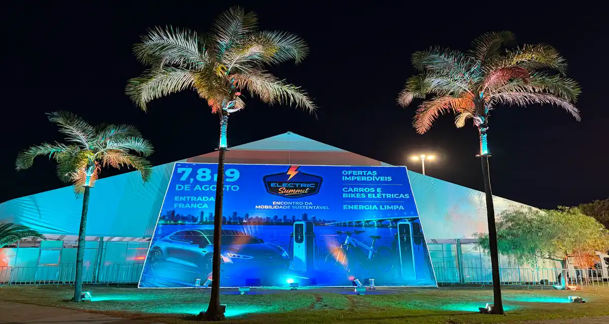 Carros elétricos expostos no Electric Summit 2026 na Praça do Papa em Vitória