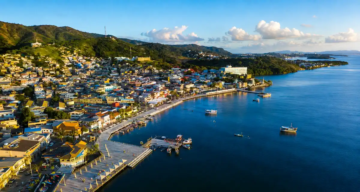 Vista da orla e do manguezal na Ilha das Caieiras