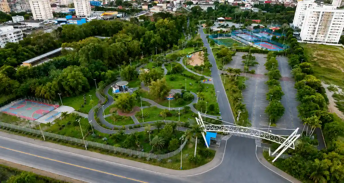 Vista aérea do Parque da Cidade na Serra, com áreas verdes, quadras e estacionamento