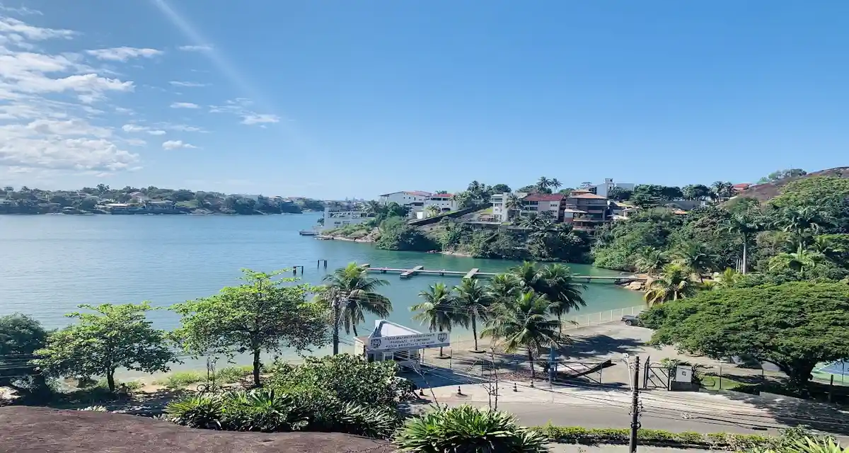 Vista panorâmica da Baía de Vitória e da Terceira Ponte na Grande Vitória