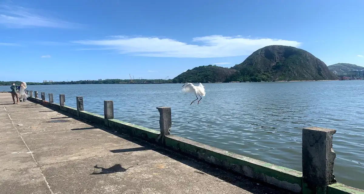 Pier Baia de Vitoria” 
    loading=