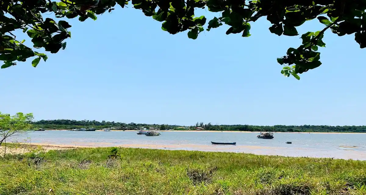 Encontro do rio com o litoral no distrito de Santa Cruz em Aracruz